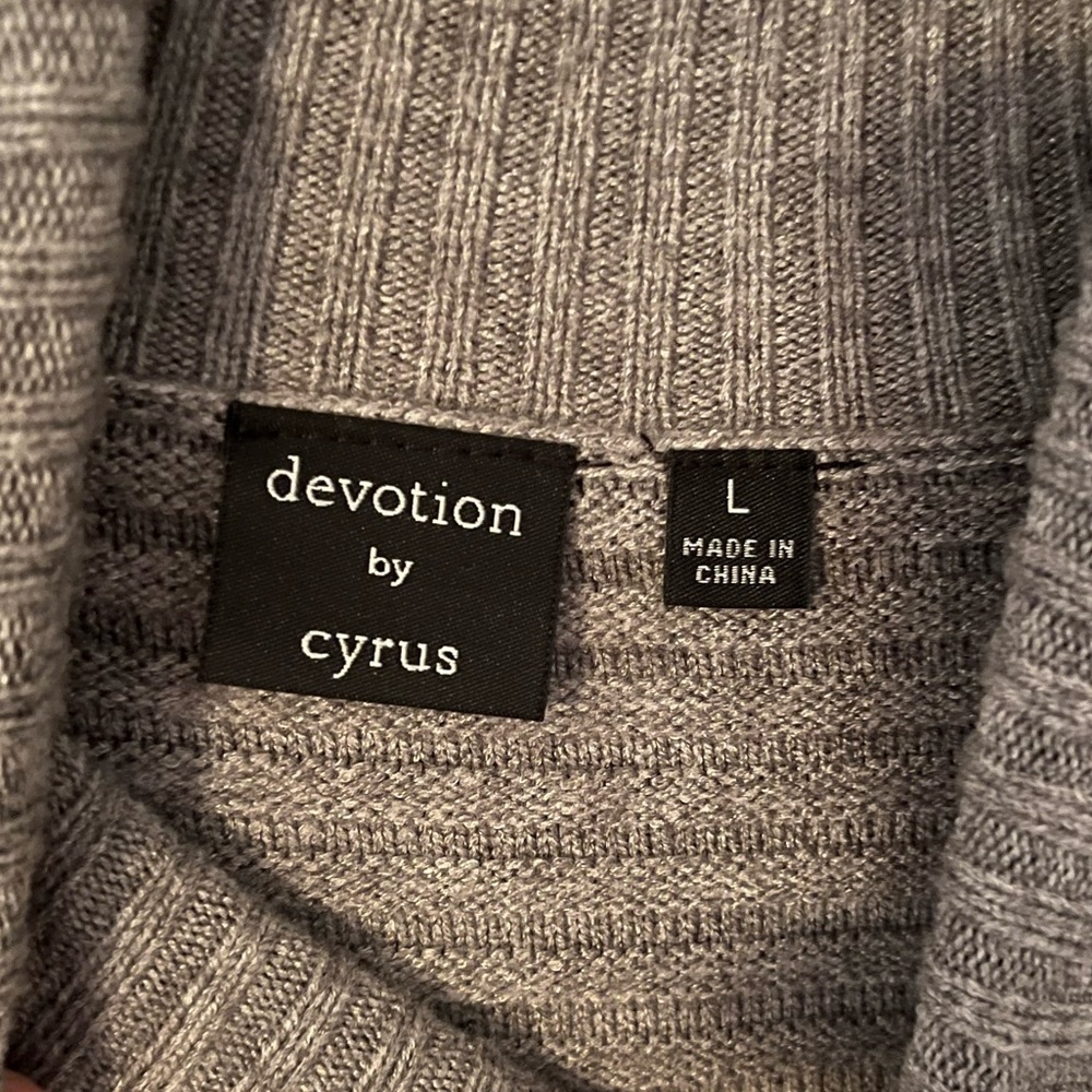 Devotion by Cyrus Sweater - Picture 3 of 7